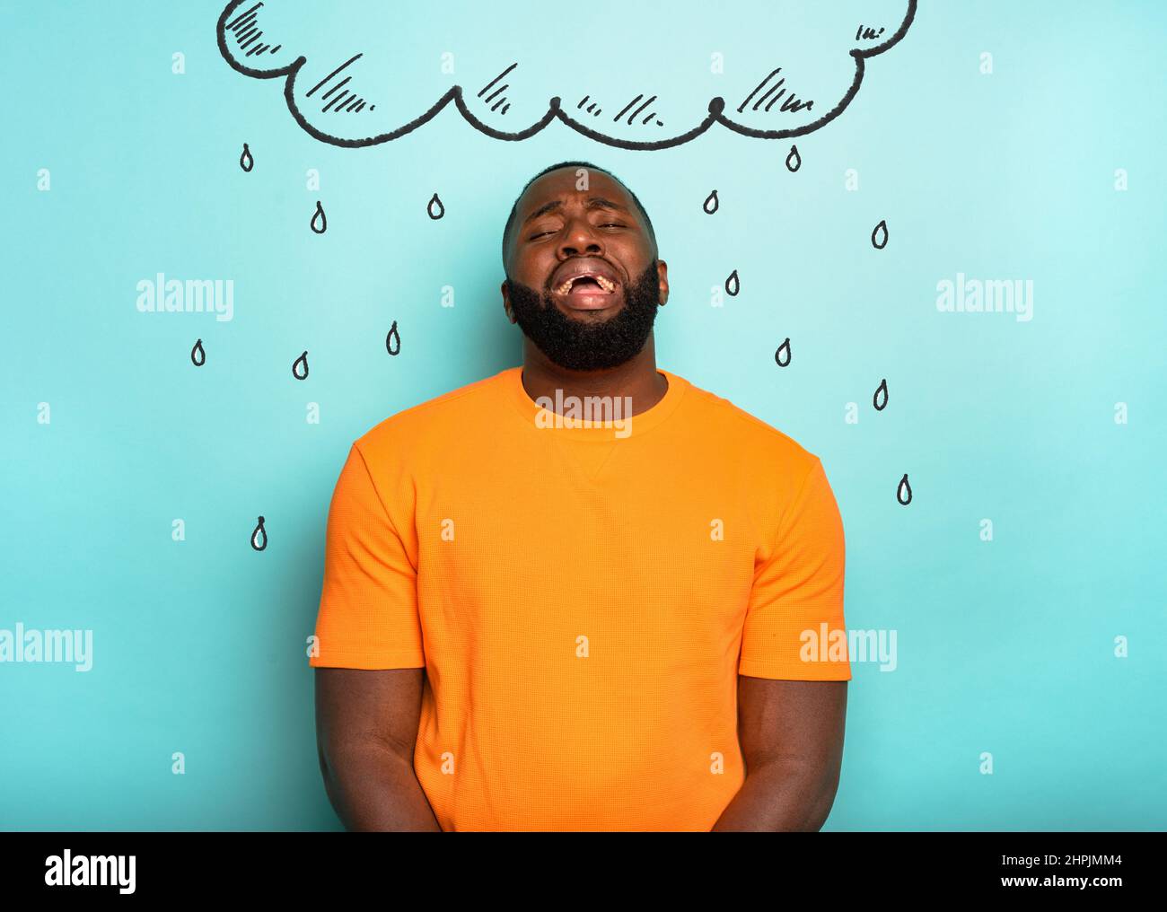 L'homme afro avec une expression malheureuse est malchanceux et pleure Banque D'Images