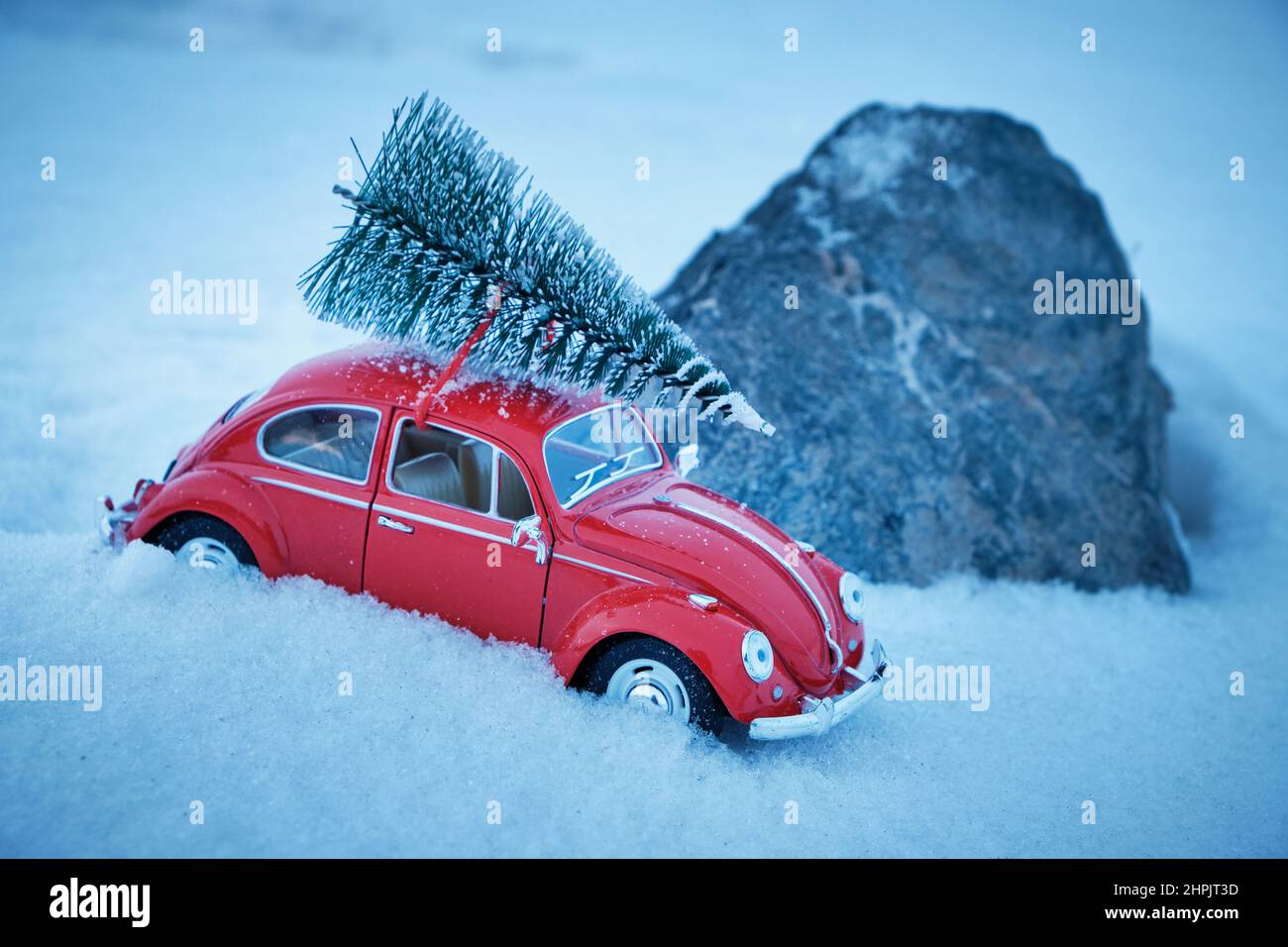 Kostanay, Kazakhstan 2022.Rouge Volkswagen scarabée d'épinette sur le toit coincé dans la neige Banque D'Images