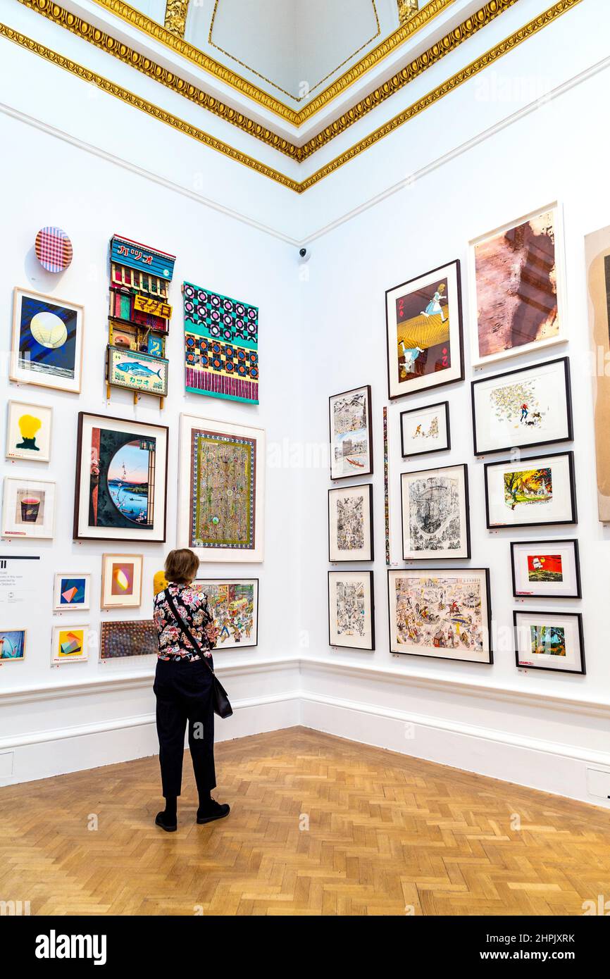 Femme regardant l'art à l'exposition d'été RA 2021, Londres, Royaume-Uni Banque D'Images