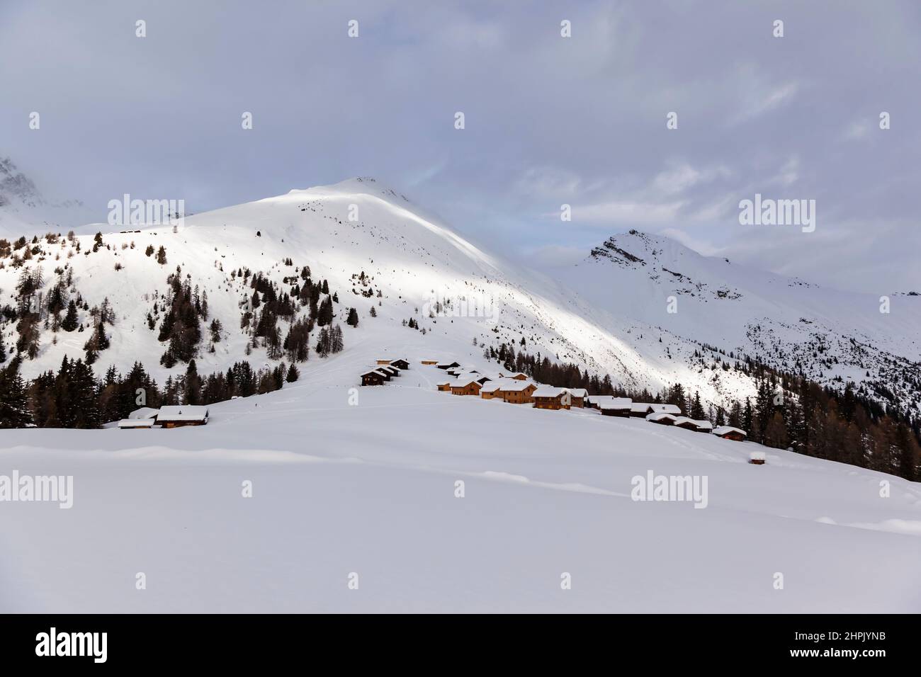 Paysage d'hiver dans les Alpes européennes, Graubuenden, Suisse, avec des montagnes enneigées, des nuages, et le ciel Banque D'Images