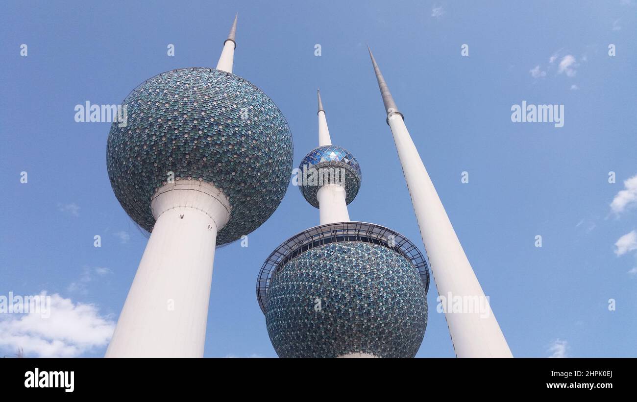Vue inférieure des tours du Koweït. Banque D'Images