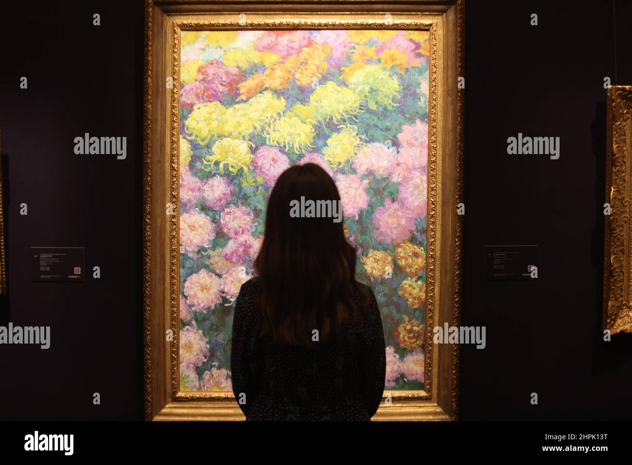 Le massif de chrysanthèmes de Claude Monet est exposé lors d'un avant-goût à Sotheby's, Londres, pour la prochaine vente aux enchères d'art moderne et contemporain qui comprend £200 millions d'œuvres de Magritte, Monet, Picasso, Hockney et trois par l'artiste de rue Banksy, de la collection de Robbie Williams. Date de la photo: Mardi 22 février 2022. Banque D'Images