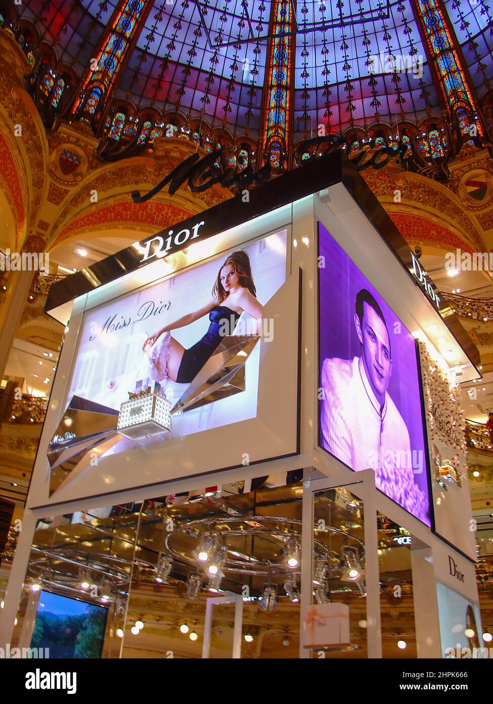 Les magasins du Printemps mettent l'accent sur la beauté, le style de vie, la mode, les accessoires et les vêtements pour hommes. Paris, France marques et magasins de luxe. Association internationale des grands magasins Banque D'Images