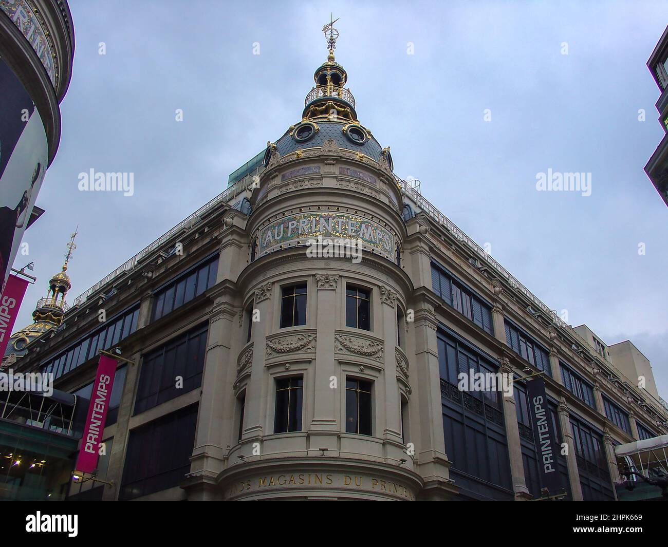 Les magasins du Printemps mettent l'accent sur la beauté, le style de vie, la mode, les accessoires et les vêtements pour hommes. Paris, France marques et magasins de luxe. Association internationale des grands magasins Banque D'Images