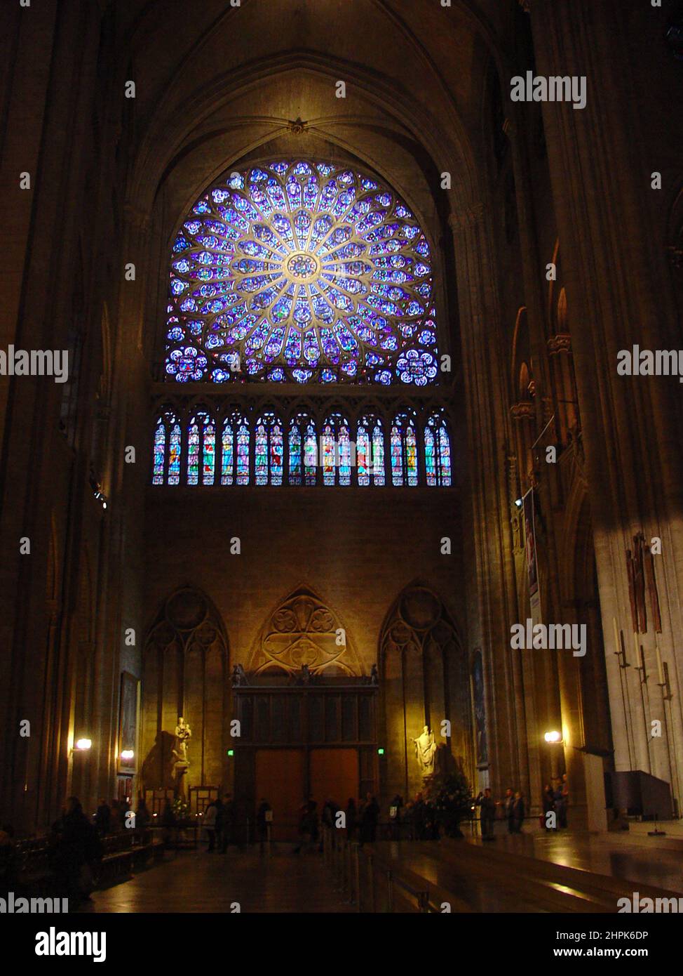 Intérieur gothique vitral de notre Dame, notre Dame de Paris, cathédrale catholique médiévale sur l'Île de la Cité avant le feu le 15 avril 2019. Banque D'Images