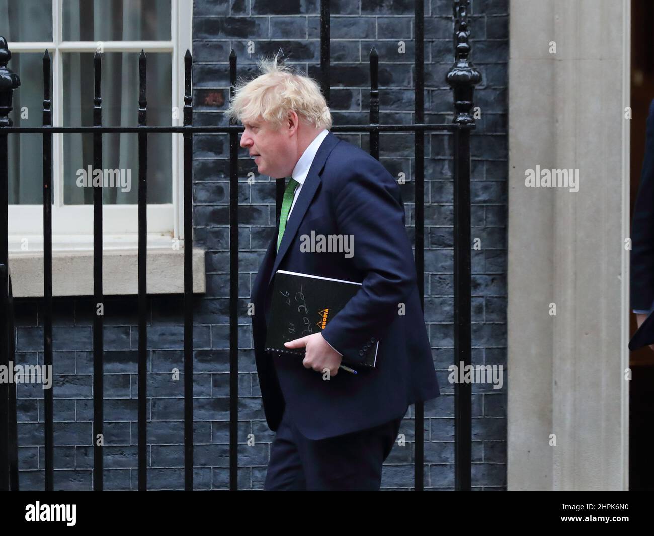 Londres, Royaume-Uni. 22nd févr. 2022. Le Premier ministre Boris Johnson quitte Downing Street après la réunion de la COBRA pour informer le Parlement de l'évolution de la crise en Ukraine. Credit: Uwe Deffner/Alay Live News Banque D'Images