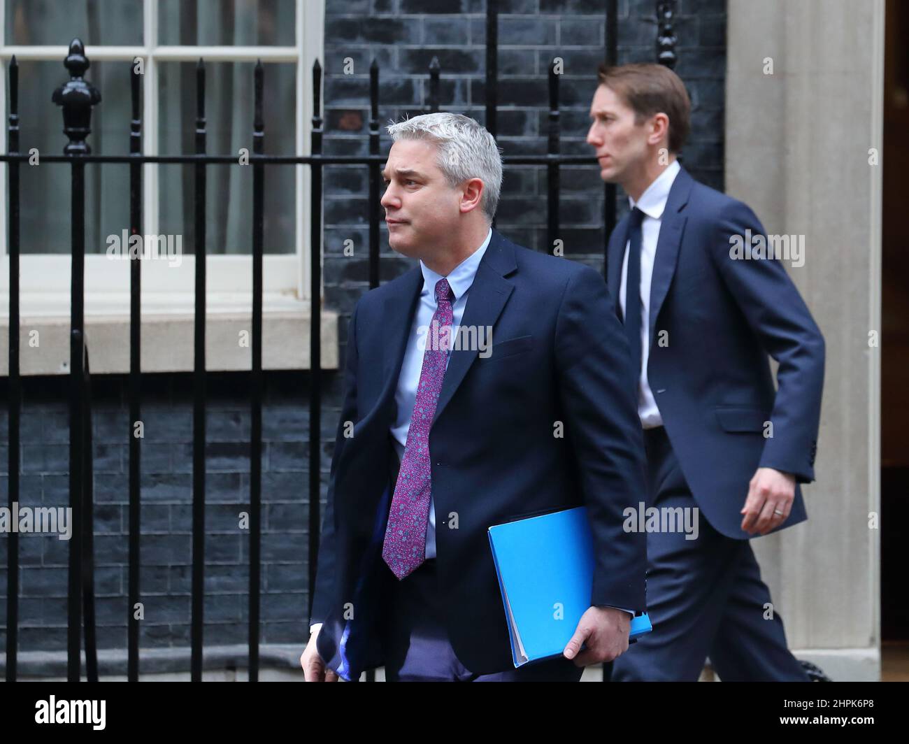 Londres, Royaume-Uni. 22nd févr. 2022. Le ministre du Cabinet Steve Barclay quitte Downing Street après la réunion de la COBRA pour le briefing du Parlement sur l'évolution de la crise en Ukraine. Credit: Uwe Deffner/Alay Live News Banque D'Images