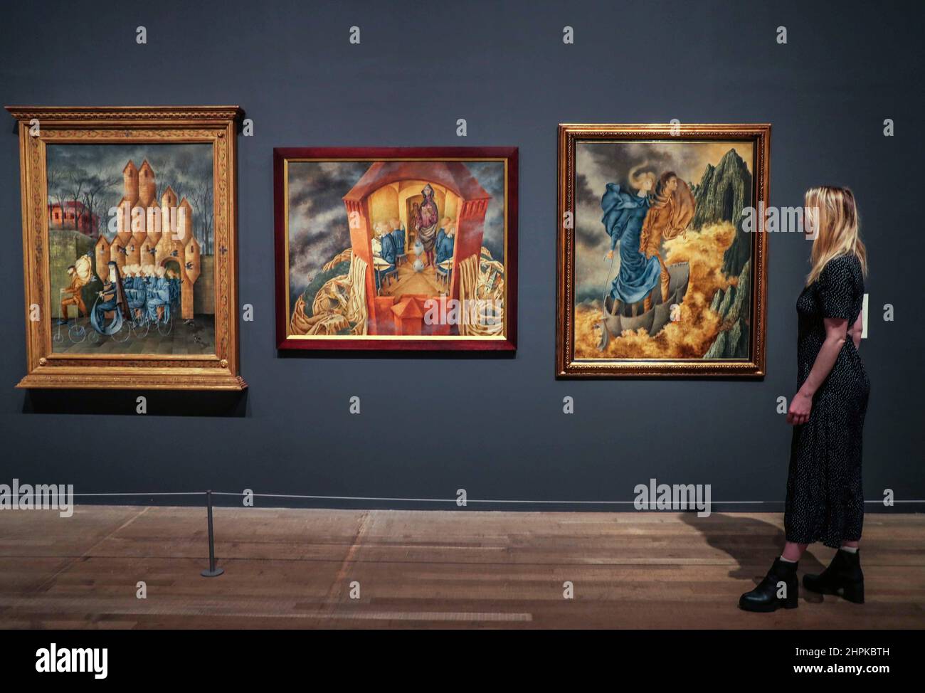 Londres Royaume-Uni 22 février 2022 Remedios Varo, Mexique, L à R Hacia la Torre, Bordando el Manto Terrestre, la Huida, Triptych des peintures qui n'ont pas vu ensemble depuis 60 ans. Paul Quezada-Neiman/Alamy Live News Banque D'Images