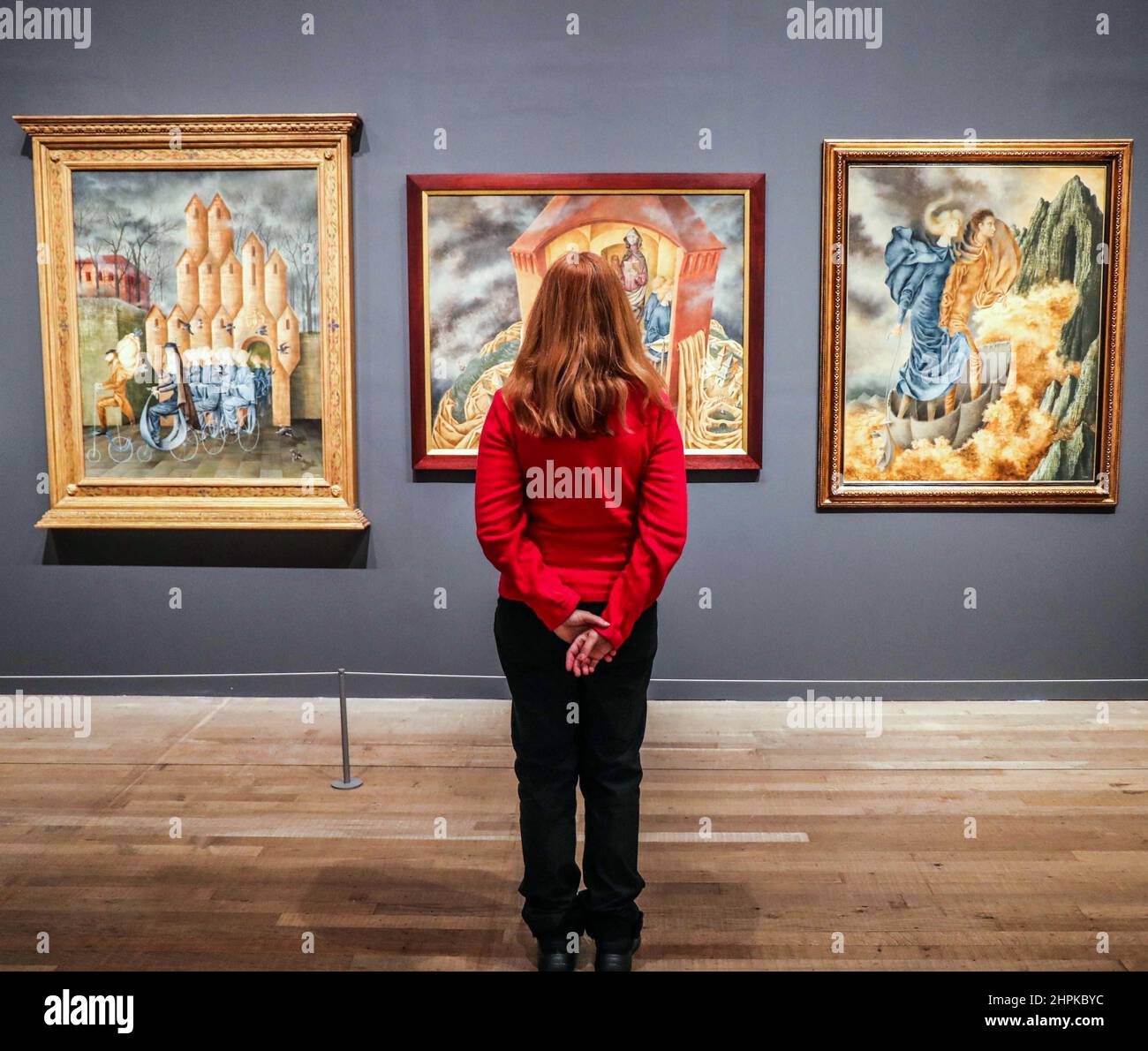 Londres Royaume-Uni 22 février 2022 Remedios Varo, Mexique, L à R Hacia la Torre, Bordando el Manto Terrestre, la Huida, Triptych des peintures qui n'ont pas vu ensemble depuis 60 ans. Paul Quezada-Neiman/Alamy Live News Banque D'Images