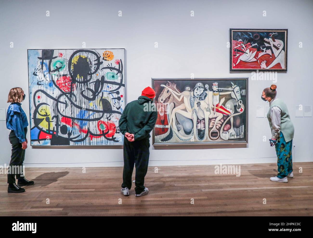 Londres UK 22 février 2022 (Top R) Byon Yeongwon, Pangongyohan, 1952, Oil on Canvas, (Bott R) Yamashita. Kikuyi, Matsurawareru Senshi, 1967 huile sur toile, (L) Joan Miro Mai 68 ,1968-73, peinture acrylique et peinture ancienne sur canvasCette exposition révolutionnaire s'étend sur 80 ans et 50 pays, élargissant notre compréhension du Surréalisme comme jamais auparavant, avec plus de 150 œuvres allant de la peinture à la photographie en passant par la sculpture et le film, Beaucoup d'entre eux n'ont jamais été montrés au Royaume-Uni. Paul Quezada-Neiman/Alay Live Nouveau Banque D'Images