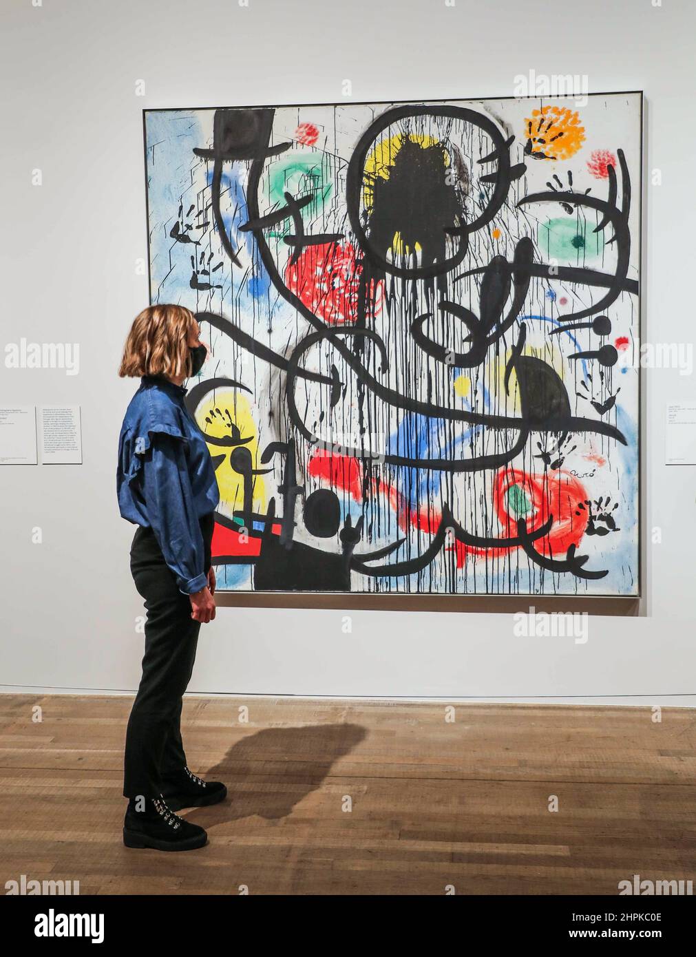 Londres Royaume-Uni 22 février 2022 Joan Miro Mai 68 ,1968-73, peinture acrylique et peinture ancienne sur canvasCette exposition révolutionnaire s'étend sur 80 ans et 50 pays, élargissant notre compréhension du Surréalisme comme jamais auparavant, avec plus de 150 œuvres allant de la peinture et de la photographie à la sculpture et au film, Beaucoup d'entre eux n'ont jamais été montrés au Royaume-Uni. Paul Quezada-Neiman/Alay Live Nouveau Banque D'Images
