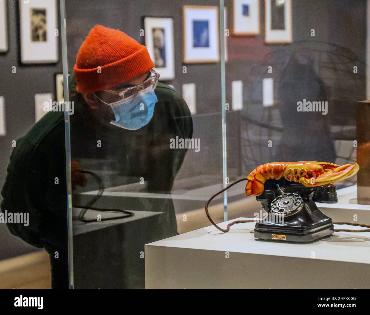 Londres Royaume-Uni 22 février 2022 Salvador Dali's Lobster Telephone 1938 .cette exposition révolutionnaire s'étend sur 80 ans et 50 pays, élargissant notre compréhension de Surréalisme comme jamais auparavant, avec plus de 150 œuvres allant de la peinture et de la photographie à la sculpture et au film, dont beaucoup n'ont jamais été exposées au Royaume-Uni. Paul Quezada-Neiman/Alay Live Nouveau Banque D'Images