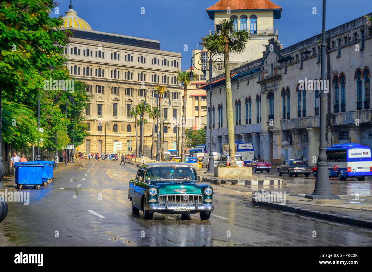 Vieilles voitures américaines sur la rue de la Havane, Cuba Banque D'Images