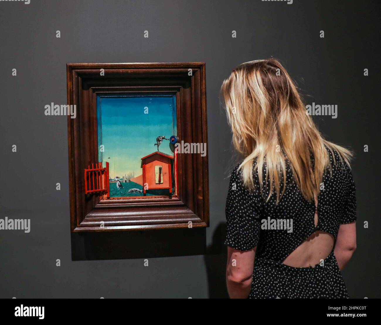 Londres Royaume-Uni 22 février 2022 Max Ernst, deux enfants son menances par un rossignol, 1924, peinture à l'huile. Cette exposition révolutionnaire s'étend sur 80 ans et 50 pays, élargissant notre compréhension du Surréalisme comme jamais auparavant, avec plus de 150 œuvres allant de la peinture et de la photographie à la sculpture et au film, Beaucoup d'entre eux n'ont jamais été montrés au Royaume-Uni. Paul Quezada-Neiman/Alay Live Nouveau Banque D'Images