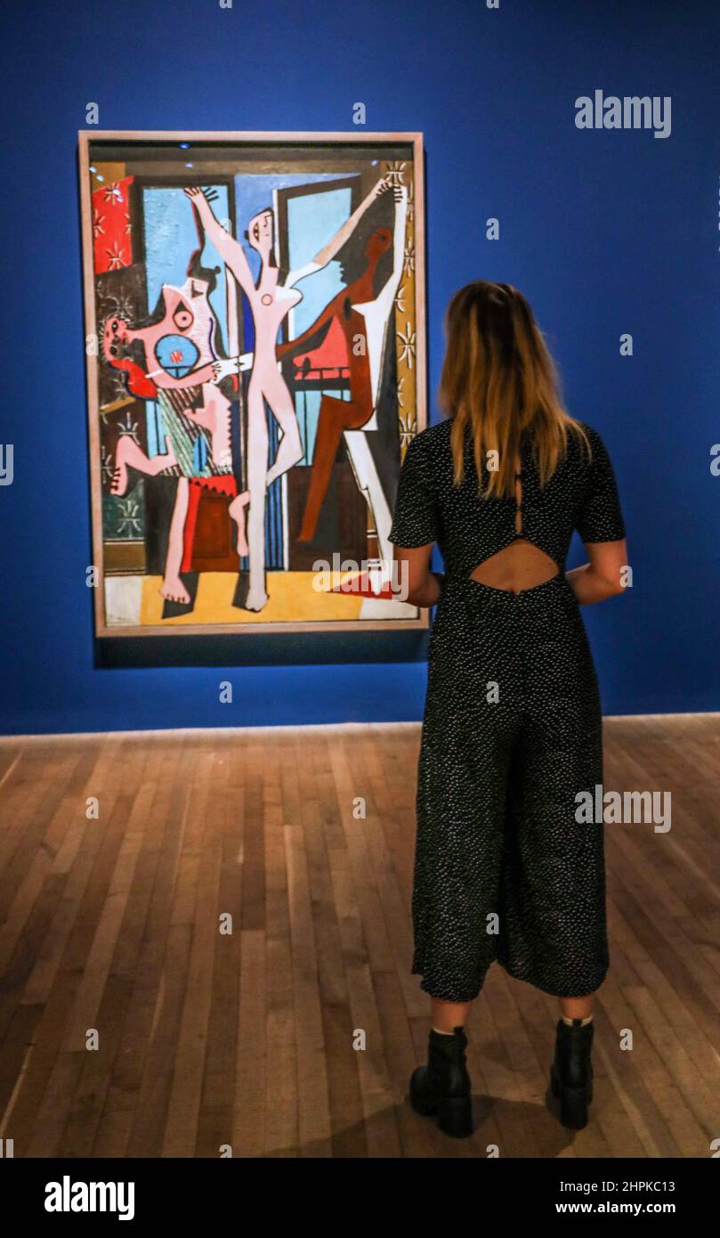 Londres Royaume-Uni 22 février 2022 Pablo Picasso les trois Danseuses, 1925 huile sur canvasCette exposition révolutionnaire s'étend sur 80 ans et 50 pays, élargissant notre compréhension du Surréalisme comme jamais auparavant, avec plus de 150 œuvres allant de la peinture et de la photographie à la sculpture et au film, Beaucoup d'entre eux n'ont jamais été montrés au Royaume-Uni. Paul Quezada-Neiman/Alay Live Nouveau Banque D'Images