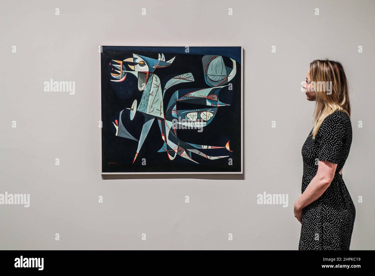 Londres Royaume-Uni 22 février 2022 Eugenio. Granell, El vuelo del pajaro Pi, 1952, Tempera on cartonner. Cette exposition révolutionnaire s'étend sur 80 ans et 50 pays, élargissant notre compréhension du Surréalisme comme jamais auparavant, avec plus de 150 œuvres allant de la peinture et de la photographie à la sculpture et au film, dont beaucoup n'ont jamais été exposées au Royaume-Uni. Paul Quezada-Neiman/Alay Live Nouveau Banque D'Images