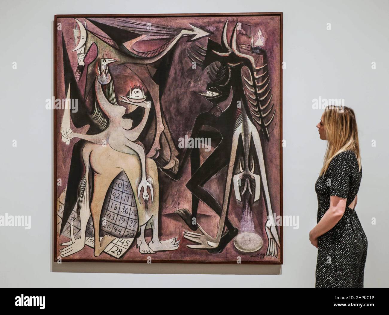 Londres Royaume-Uni 22 février 2022 Wilfredo Larn , empereur bélial des mouches, 1948, huile sur toile.cette exposition révolutionnaire s'étend sur 80 ans et 50 pays, élargissant notre compréhension du Surréalisme comme jamais auparavant, avec plus de 150 œuvres allant de la peinture et de la photographie à la sculpture et au film, Beaucoup d'entre eux n'ont jamais été montrés au Royaume-Uni. Paul Quezada-Neiman/Alay Live Nouveau Banque D'Images