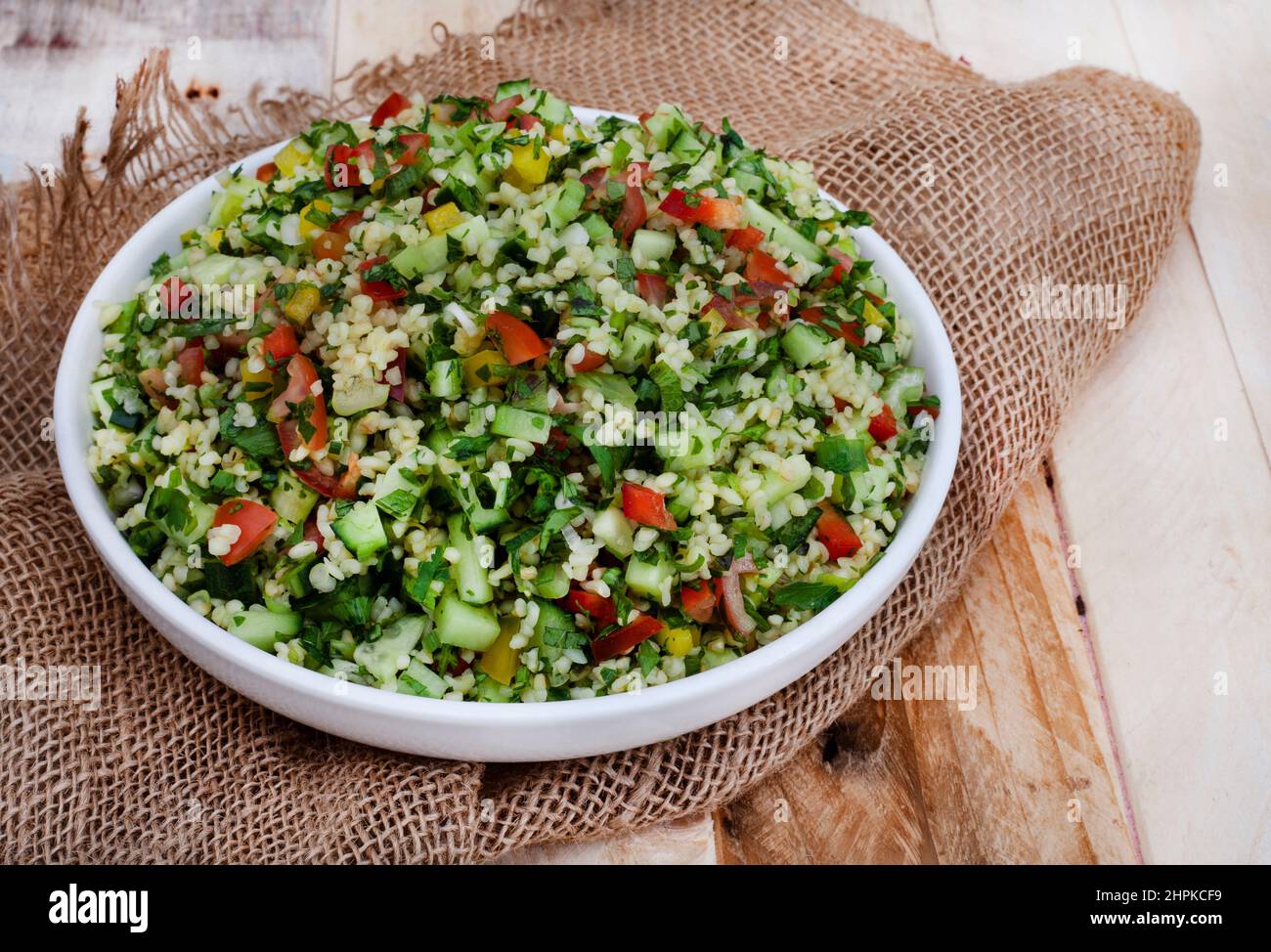 Salade traditionnelle de tabouleh du Moyen-Orient à base de blé Bulgar Banque D'Images