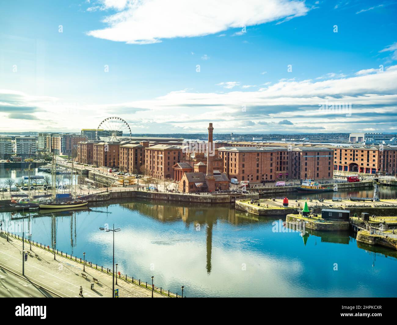 Image aérienne des Royal Albert Docks, Liverpool lors d'une journée ensoleillée de trins et de réflexions dans les docks, la rue Strand borde la région. Banque D'Images