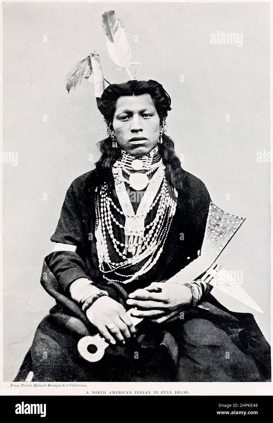 A North American Indian in full Dress from the Living races of Humen; Volume 2 de Henry Neville Hutchinson, publié à Londres en 1901 par Hutchinson & co Banque D'Images