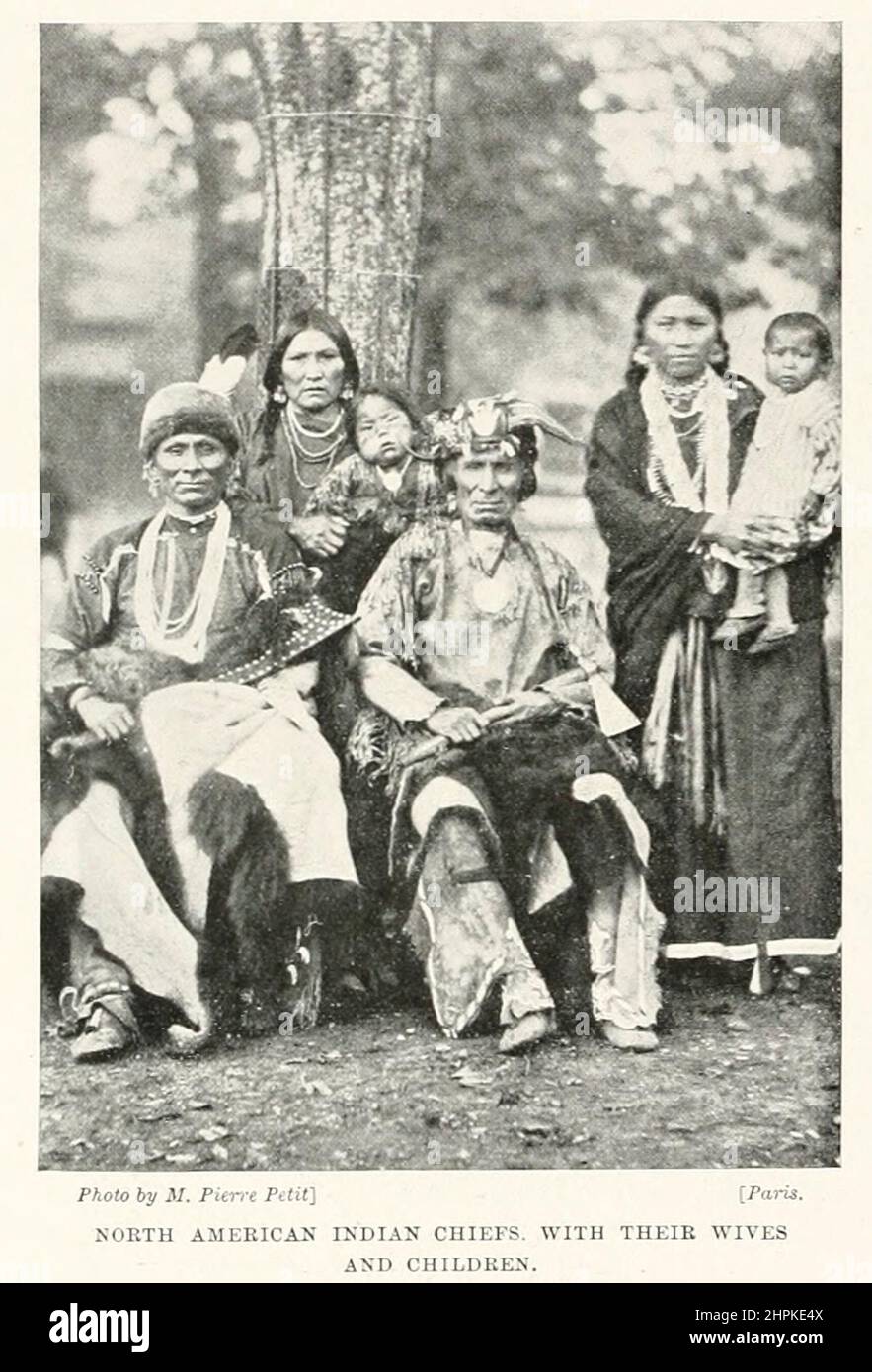 Les chefs indiens d'Amérique du Nord, avec leurs femmes et leurs enfants du livre The Living races of Huma; Volume 2 de Henry Neville Hutchinson, publié à Londres en 1901 par Hutchinson & co Banque D'Images