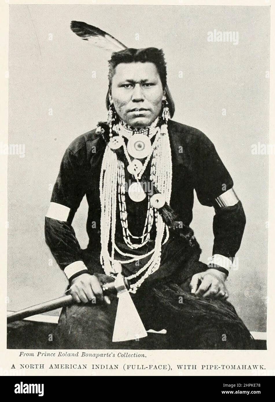 Un Indien d'Amérique du Nord (pleine face), avec pipe-tomahawk du livre The Living races of Mankind; Volume 2 par Henry Neville Hutchinson, publié à Londres en 1901 par Hutchinson & co Banque D'Images
