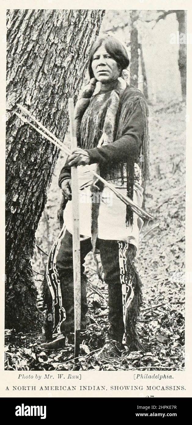 Un Indien d'Amérique du Nord, montrant des mocassins du livre The Living races of Humany; Volume 2 par Henry Neville Hutchinson, publié à Londres en 1901 par Hutchinson & co Banque D'Images