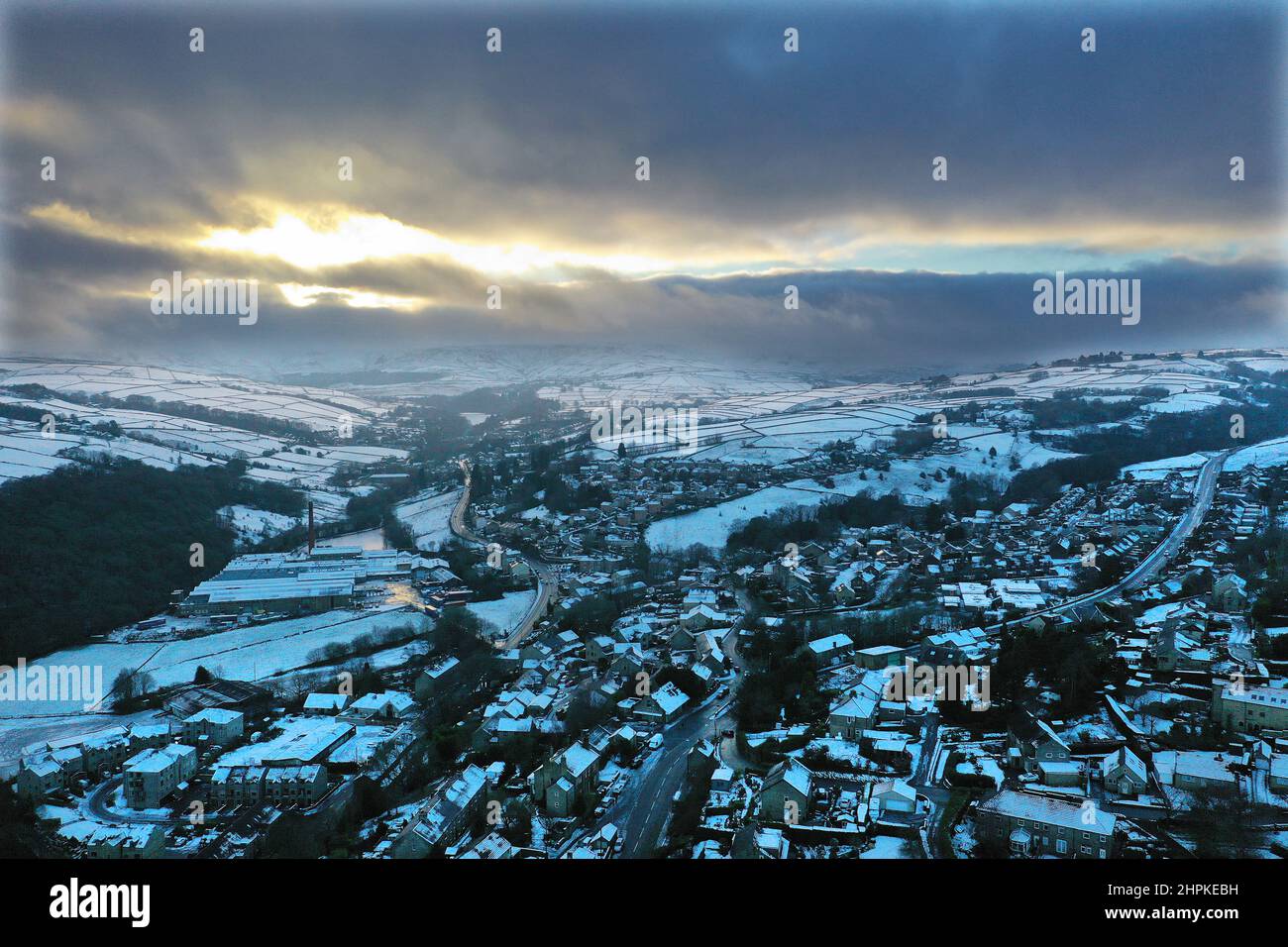 Le soleil se couche sur les Pennines lors d'une froide journée d'hiver à Holmfirth. Banque D'Images