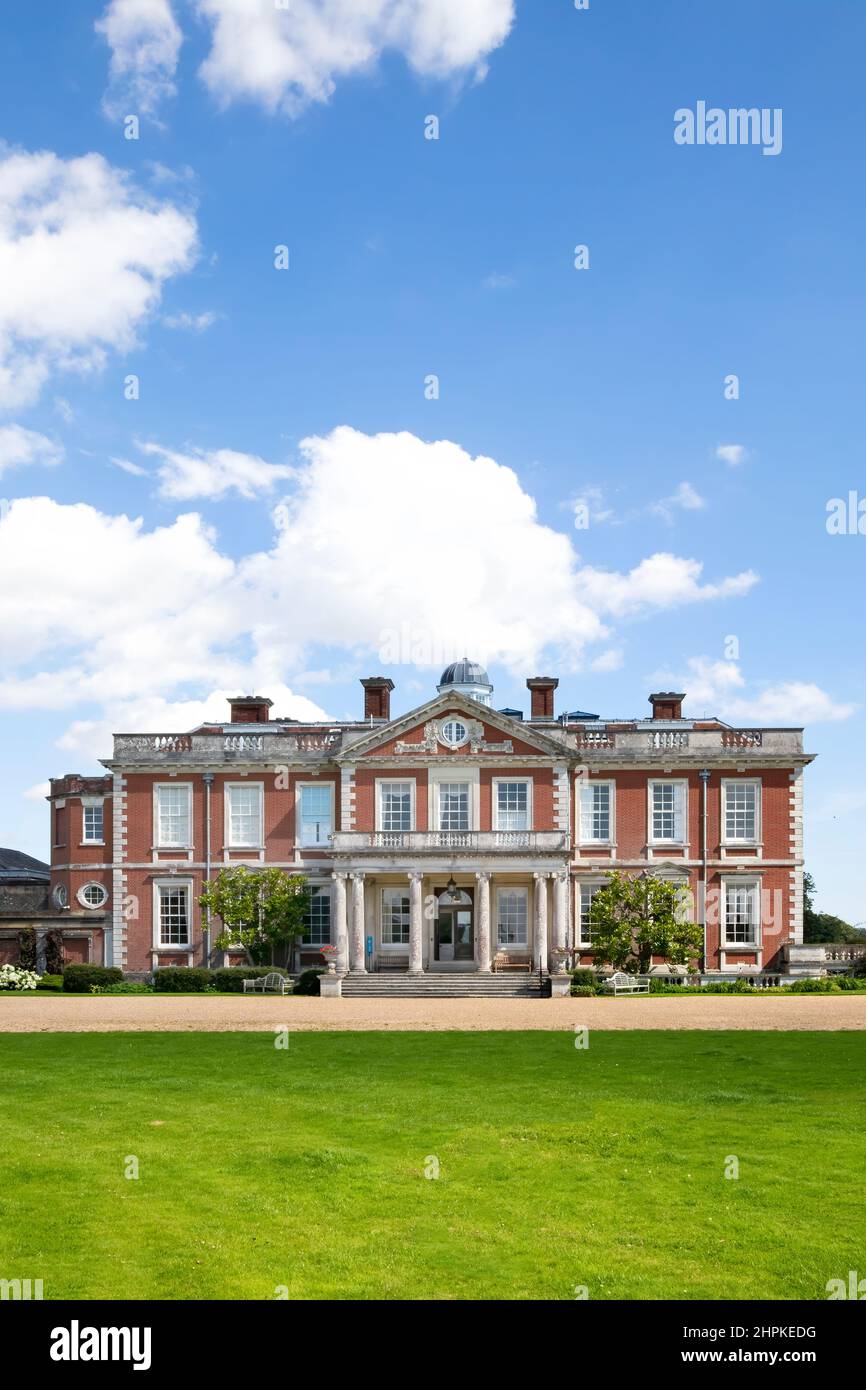 Élévation de l'entrée principale de Stansted House, West Sussex, Angleterre Royaume-Uni Banque D'Images