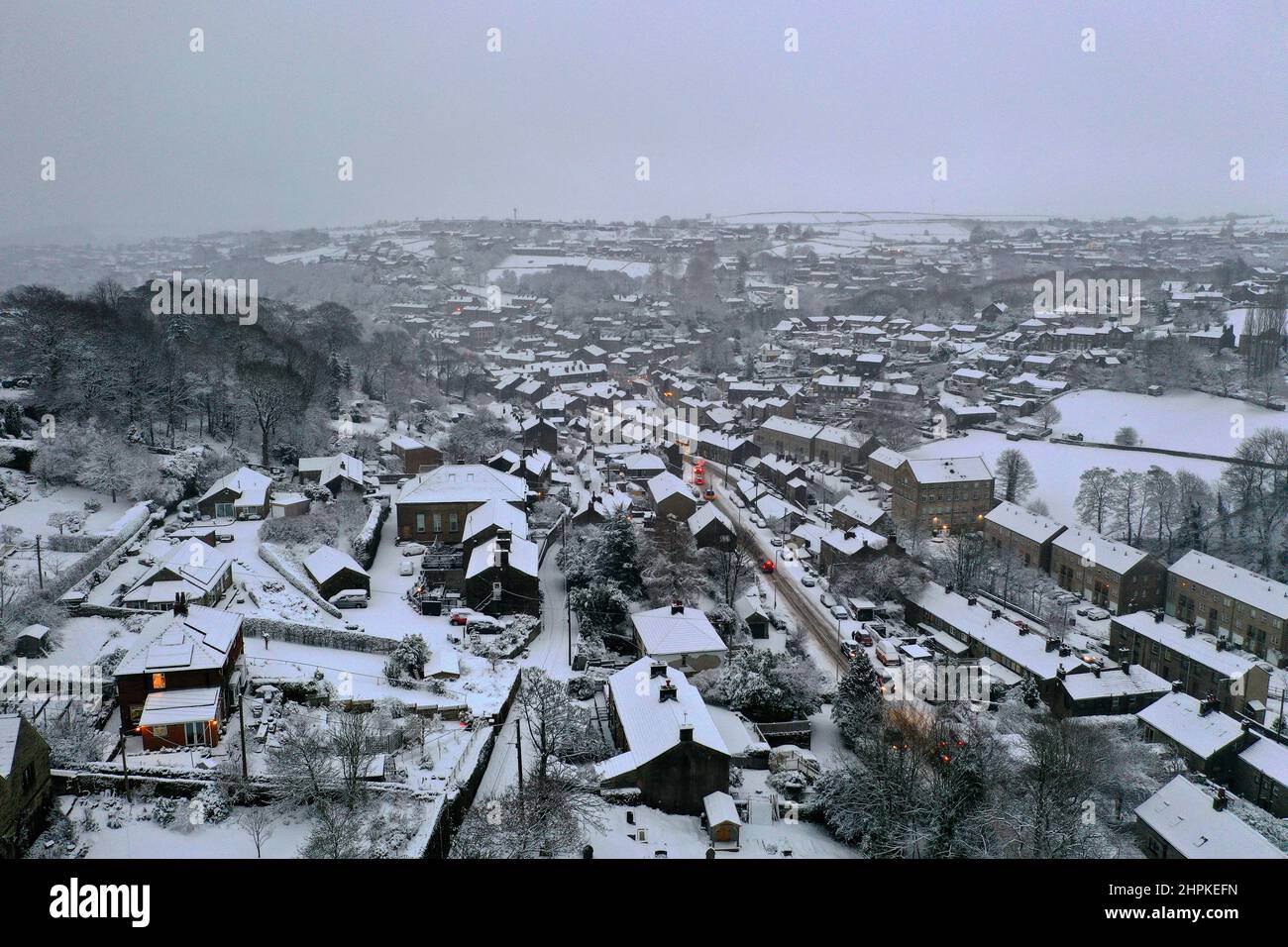 Holmfirth une ville du marché du West Yorkshire basée au fond des Pennines, est touchée par les conditions météorologiques hivernales. Les voitures peinent à négocier les routes Banque D'Images