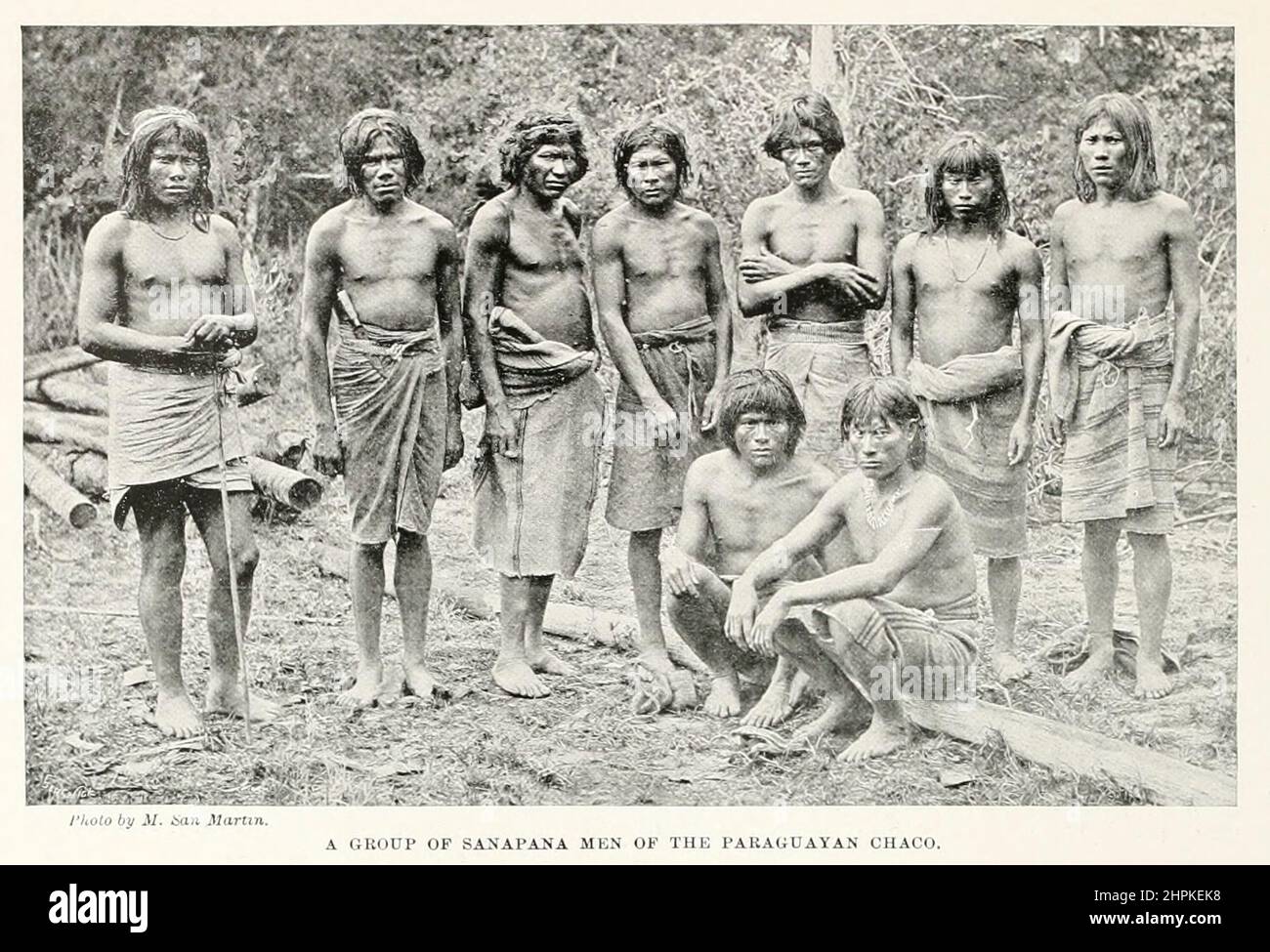 Un groupe d'hommes Sanapana du Chaco paraguayen le Sanapana est l'une des nombreuses tribus nomades qui habitent le Gran Chaco inférieur de l'ouest du Paraguay. Extrait du livre The Living races of Humen; Volume 2 de Henry Neville Hutchinson, publié à Londres en 1901 par Hutchinson & co Banque D'Images
