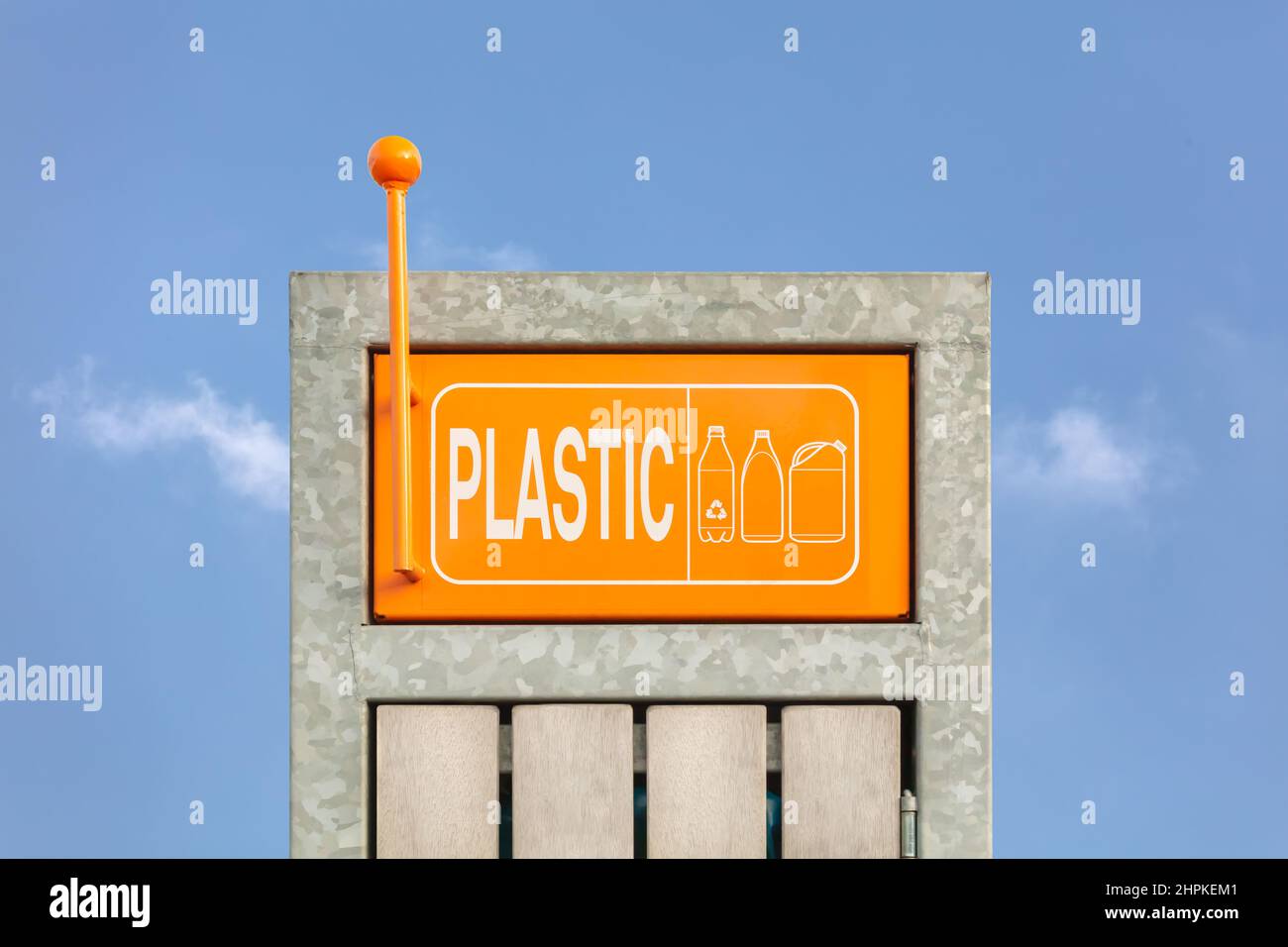 Conteneur d'élimination en plastique devant un ciel bleu aux pays-Bas Banque D'Images