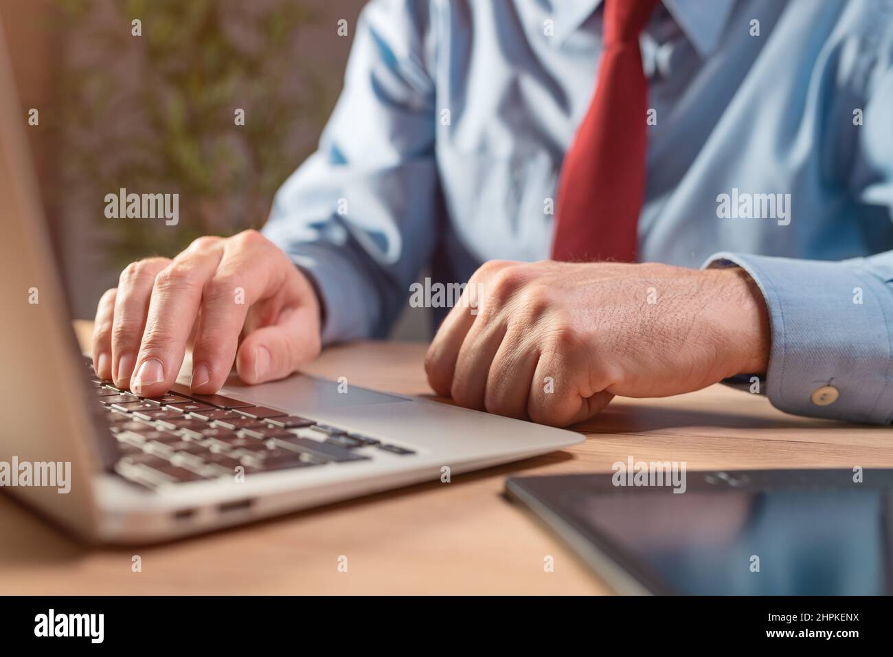 Gros plan des mains masculines utilisant un ordinateur portable, homme d'affaires travaillant sur un ordinateur portable, attention sélective Banque D'Images
