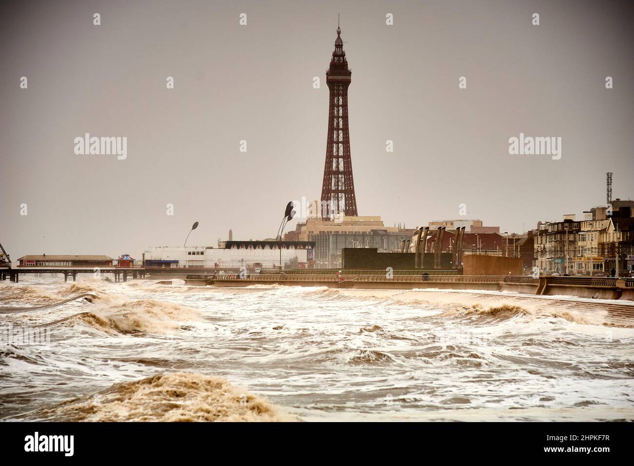 Blackpool lors d'une journée de tempête à marée haute en hiver Banque D'Images