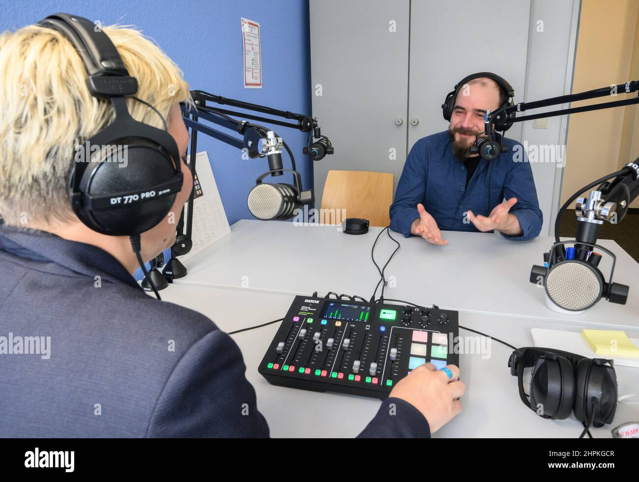 22 février 2022, Basse-Saxe, Hanovre: Anja Görg et Philipp Sahl de Bildungswerk verdi sont assis dans le studio de podcast du campus Digitalà Verdi-Höfen. Avec un volume de financement de cinq millions d'euros, la numérisation doit atteindre l'éducation des adultes en Basse-Saxe. À l'avenir, tous les citoyens pourront produire du contenu sur le campus numérique - par exemple, dans le studio de web et de podcast, dans les stations d'édition numérique pour les films, ou dans le studio pour la production de formats de conférence ou de conférences de presse. Photo: Julian Stratenschulte/dpa Banque D'Images