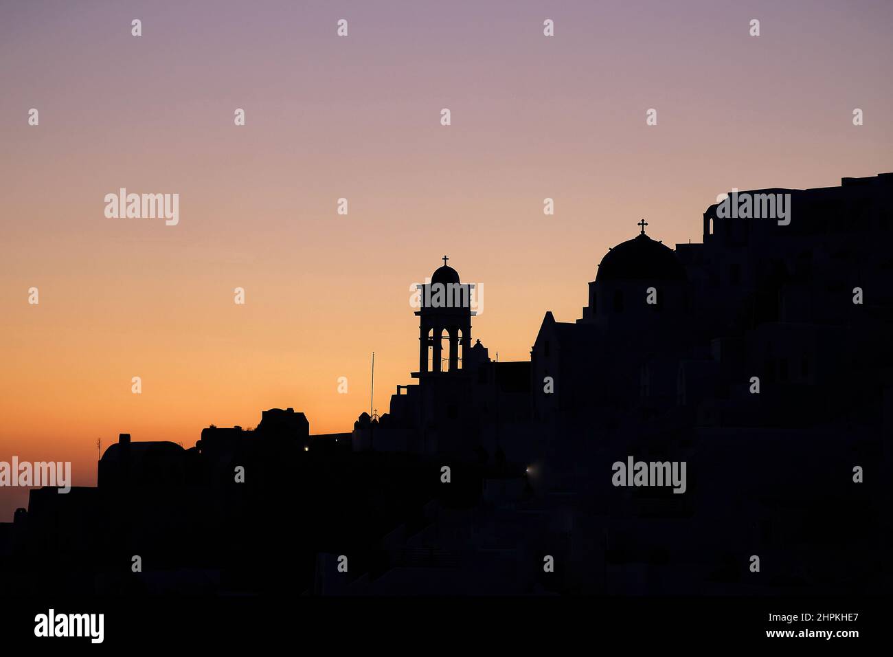 Magnifique coucher de soleil doré et vue sur les églises et le village d'Imerovigli à Santorin Banque D'Images