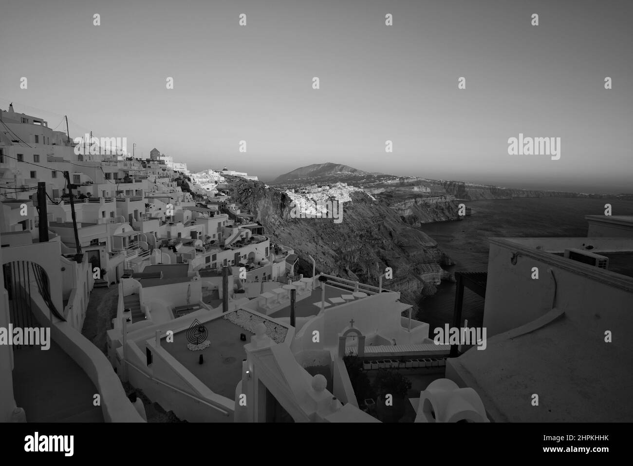 Vue panoramique sur le pittoresque village blanchi à la chaux d''Imerovigli en noir et blanc Banque D'Images