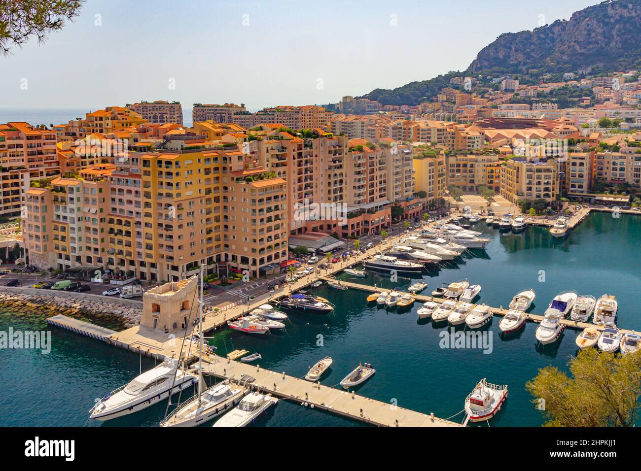 Vue panoramique aérienne de Fontvieille - quartier de Monaco-ville.Yacht de luxe amarré dans la baie de Monaco, France . Principauté de Monaco est une Banque D'Images