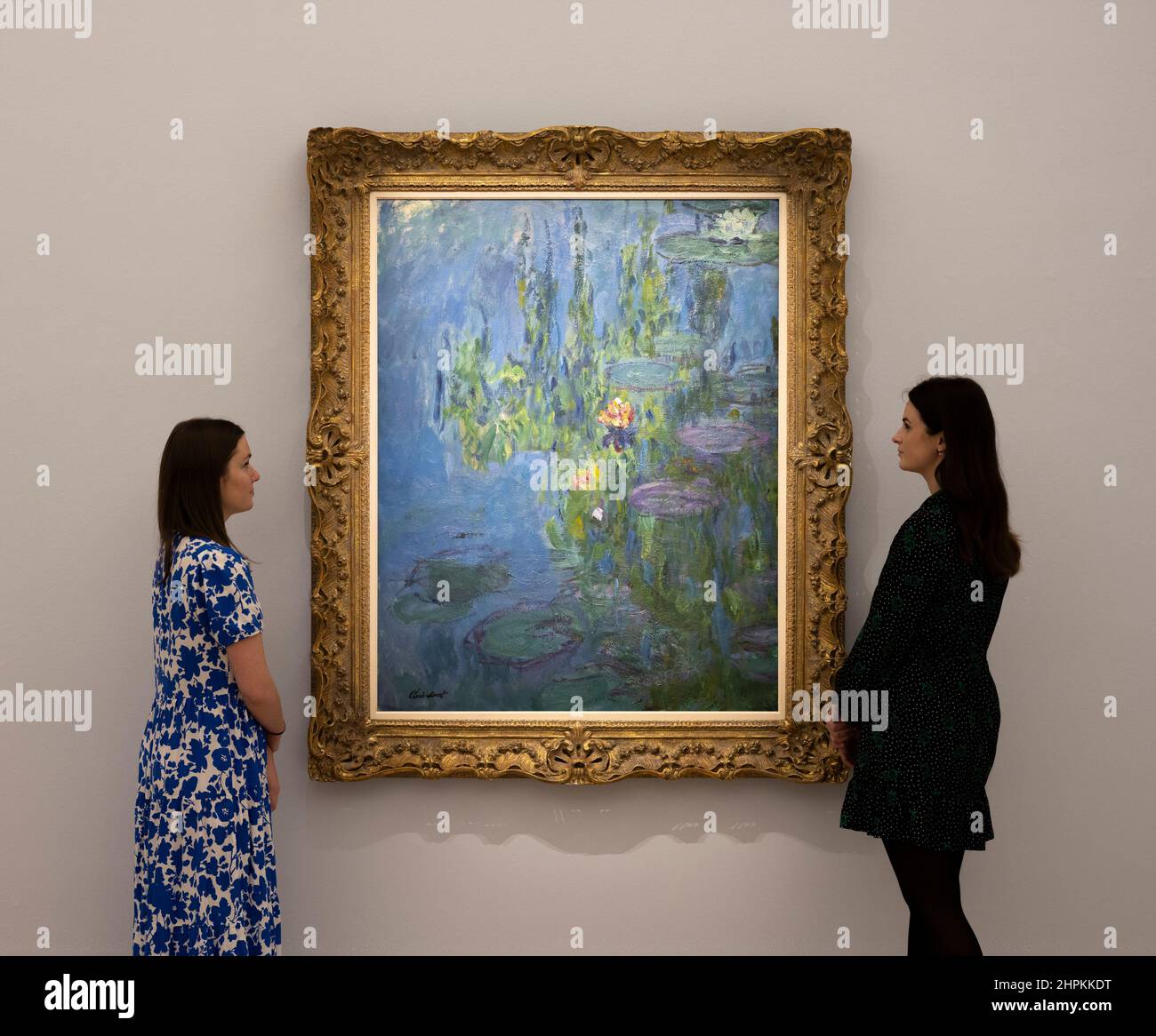 Sotheby’s, Londres, Royaume-Uni. 22 février 2022. Mastepieces de Magritte, Monet, Picasso, Hockney, van Gogh, Renoir et Banksy exposés pour l'enchère moderne et contemporaine en soirée et maintenant l'enchère en soirée le 2 mars à Londres. Image: L'une des six peintures de Claude Monet, Nymphéas (nénuphars), 1914-17, estimation £15 000 000-20 000 000. Crédit : Malcolm Park/Alay Live News. Banque D'Images