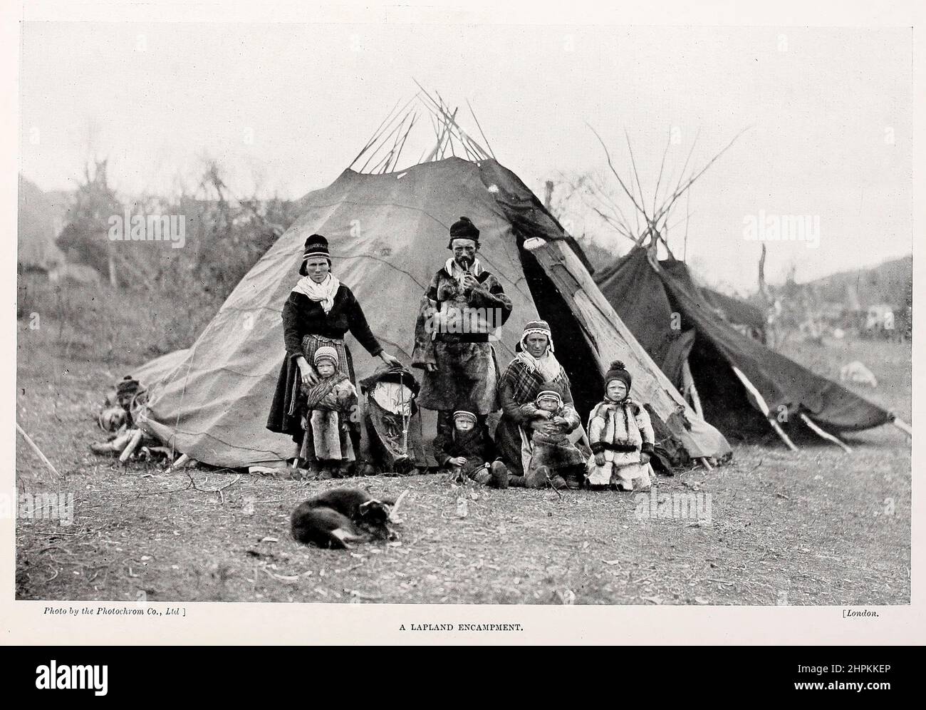 Un campement en Laponie tiré du livre « les races vivantes de l'humanité » un récit illustré populaire des coutumes, des habitudes, des activités, des fêtes et des cérémonies des races de l'humanité dans le monde par Sir Harry Hamilton Johnston, Et Henry Neville Hutchinson Volume 2 publié à Londres par Hutchinson & Co. En 1902 Banque D'Images Un campement en Laponie tiré du livre « les races vivantes de l'humanité » un récit illustré populaire des coutumes, des habitudes, des activités, des fêtes et des cérémonies des races de l'humanité dans le monde par Sir Harry Hamilton Johnston, Et Henry Neville Hutchinson Volume 2 publié à Londres par Hutchinson & Co. En 1902 Banque D'Images