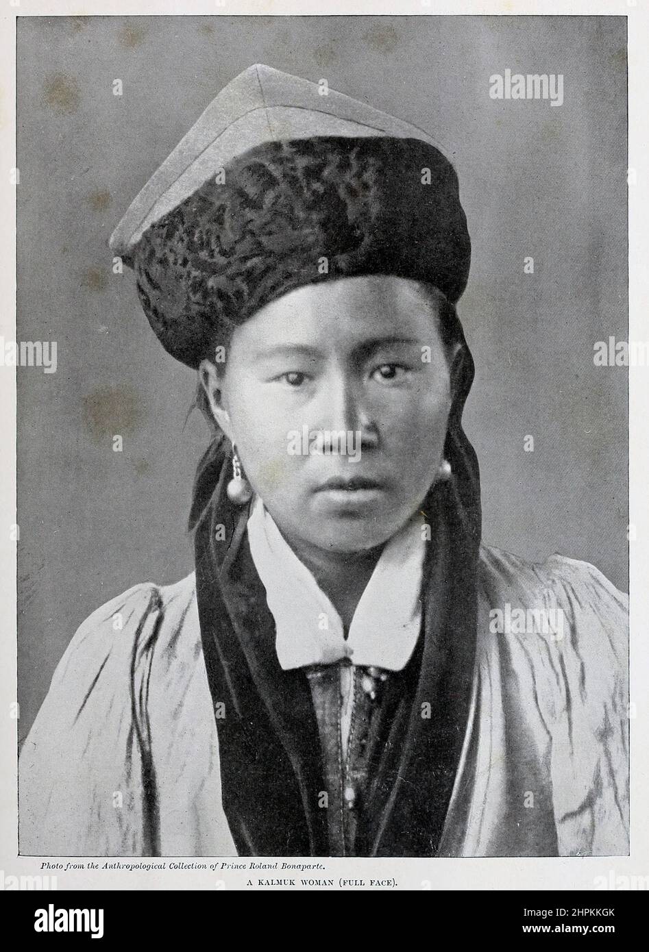 Une femme de Kalmuk plein visage les Kalmyks (Calmucks) sont un sous-groupe mongol en Russie et au Kirghizistan, dont les ancêtres ont migré de Dzungaria. Ils ont créé le Khanate de Kalmyk de 1635 à 1779 dans le territoire russe du Caucase du Nord. Aujourd'hui, ils forment une majorité à Kalmykia, située dans la Kalmyk Steppe, sur la rive ouest de la mer Caspienne. Du livre "les races vivantes de l'humanité" un récit illustré populaire des coutumes, des habitudes, des activités, Fêtes et cérémonies des races de l'humanité dans le monde par Sir Harry Hamilton Johnston et Henry Neville Hutchinson Volume 2 publié dans Lon Banque D'Images
