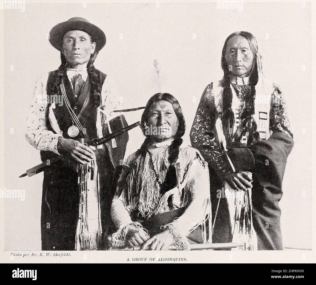 Un groupe d'algonquiens les algonquiens sont l'un des groupes linguistiques autochtones nord-américains les plus peuplés et les plus répandus. Historiquement, les peuples étaient prédominants le long de la côte atlantique et dans l'intérieur le long du fleuve Saint-Laurent et autour des Grands Lacs. Ce groupement se compose des peuples qui parlent les langues algonquiennes du livre « les races vivantes de l'humanité », un récit illustré populaire des coutumes, des habitudes, des activités, des fêtes et des cérémonies des races de l'humanité à travers le monde par Sir Harry Hamilton Johnston, Et Henry Neville Hutchinson Volume 2 publié dans Lon Banque D'Images