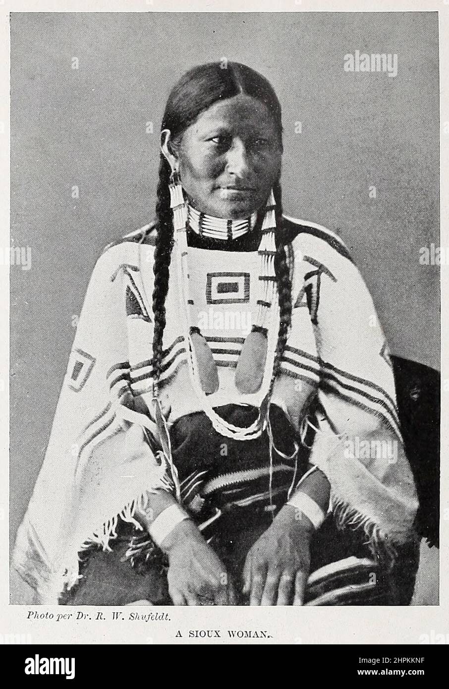 Sioux Woman du livre « les races vivantes de l'humanité » un récit illustré populaire des coutumes, des habitudes, des activités, des fêtes et des cérémonies des races de l'humanité dans le monde par Sir Harry Hamilton Johnston, Et Henry Neville Hutchinson Volume 2 publié à Londres par Hutchinson & Co. En 1902 Banque D'Images