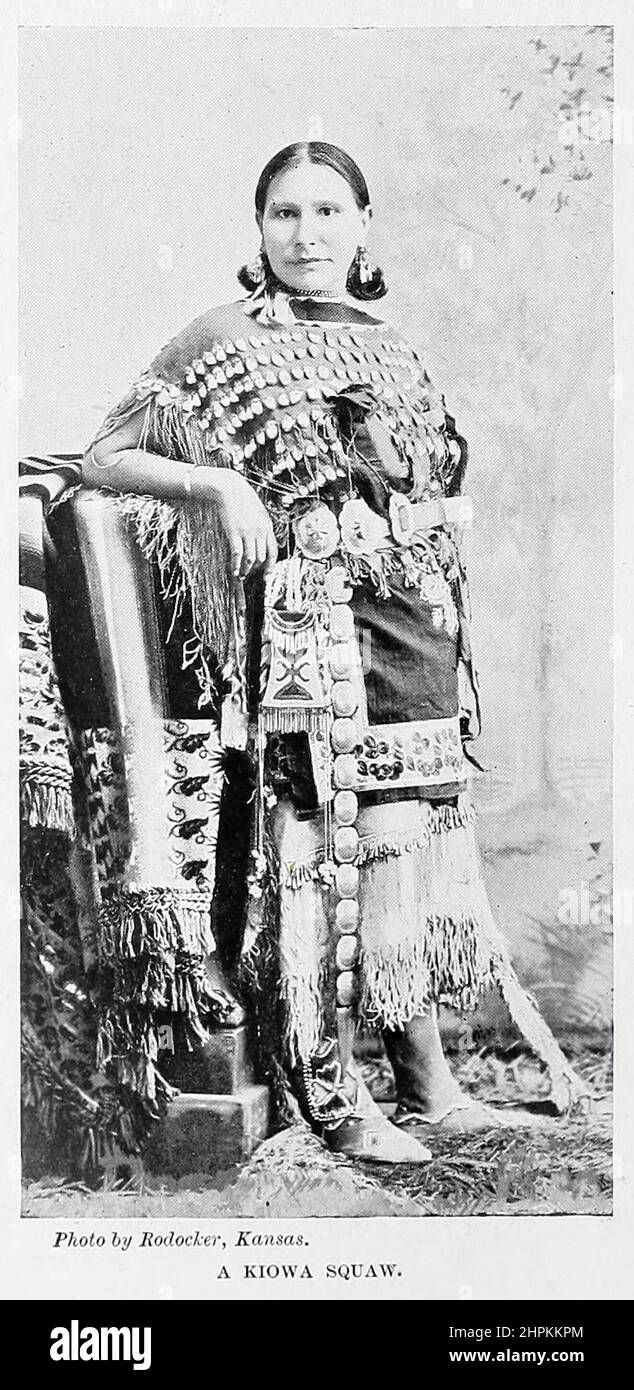 Un peuple Kiowa squaw Kiowa est une tribu amérindienne et un peuple autochtone des grandes plaines des États-Unis. Ils migrent vers le sud de l'ouest du Montana vers les montagnes Rocheuses du Colorado au cours des siècles 17th et 18th, et enfin vers les plaines du Sud au début du siècle 19th. En 1867, les Kiowa ont été déplacés dans une réserve dans le sud-ouest de l'Oklahoma. D'après le livre « les races vivantes de l'humanité », un récit illustré populaire des coutumes, des habitudes, des activités, des fêtes et des cérémonies des races de l'humanité dans le monde entier par Sir Harry Hamilton Johnston, Et Henry Neville Hu Banque D'Images