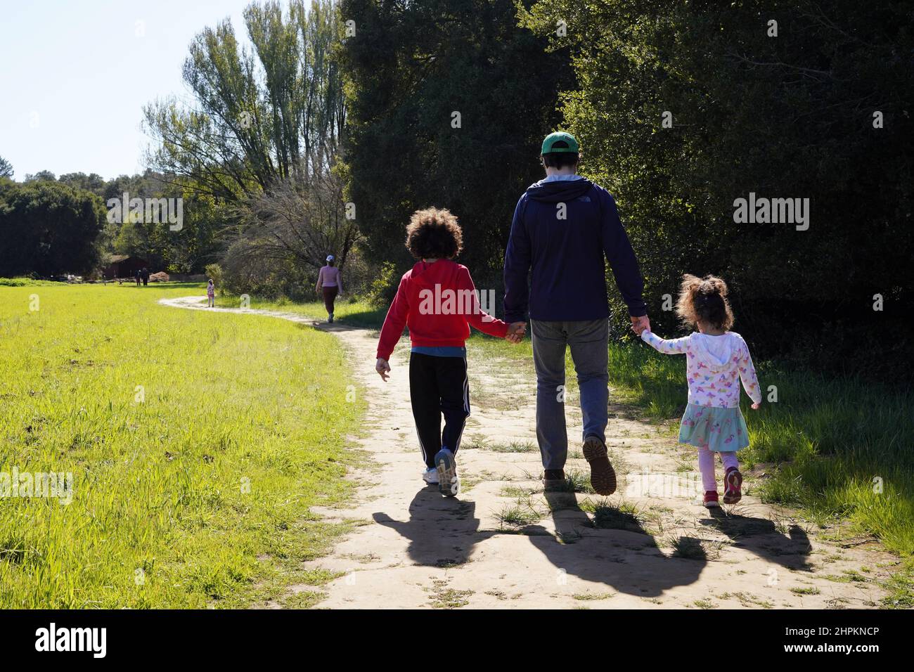 Woodside, États-Unis. 21st févr. 2022. Les visiteurs visitent la Maison et le jardin historiques de Filoli à Woodside, Californie, États-Unis, le 21 février 2022. Crédit : Wu Xiaoling/Xinhua/Alay Live News Banque D'Images