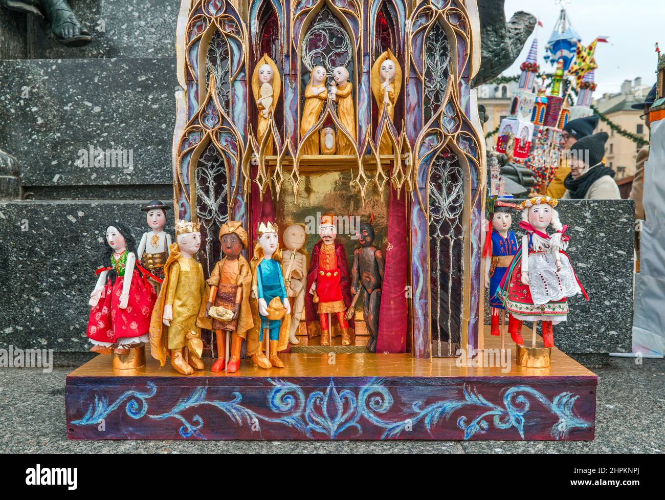 Figurines à Cracovie scène de la nativité Szopka exposée lors du concours annuel de décembre, événement inclus dans la liste du patrimoine culturel de l'UNESCO, au monument Adam Mickiewicz, place du marché principal, Cracovie, Pologne Banque D'Images