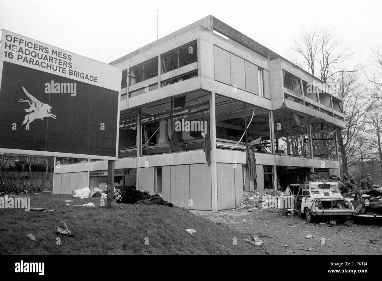 Photo du dossier datée du 22/02/72, l'avant du mess des officiers a explosé et des voitures ont été naufrées lorsqu'une voiture emballée d'explosifs a explosé dans le bâtiment de la caserne d'Aldershot tuant sept personnes dans une bombe de l'IRA. Un mémorial pour marquer l'attentat contre le mess des officiers de la brigade indépendante de parachutistes du QG 16th sera dévoilé à la caserne d'Aldershot, dans le Hampshire, marquant ainsi le 50th anniversaire de la bombe automobile qui a été laissée à l'extérieur du mess des officiers de la brigade de parachutistes de 16th à Aldershot, Tuer un prêtre catholique romain servant dans l'armée, un jardinier et cinq femmes de cuisine. L'IRA l'a revendiquée Banque D'Images