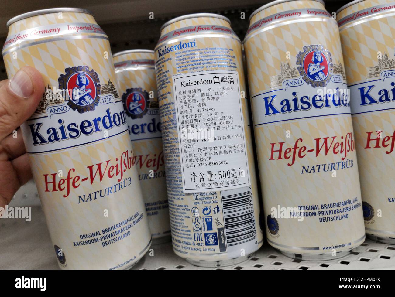 YICHANG, CHINE - 22 FÉVRIER 2022 - bière allemande en vente dans un supermarché de Yichang, province de Hubei, Chine, 22 février 2022. Le commerce bilatéral entre les deux pays Banque D'Images