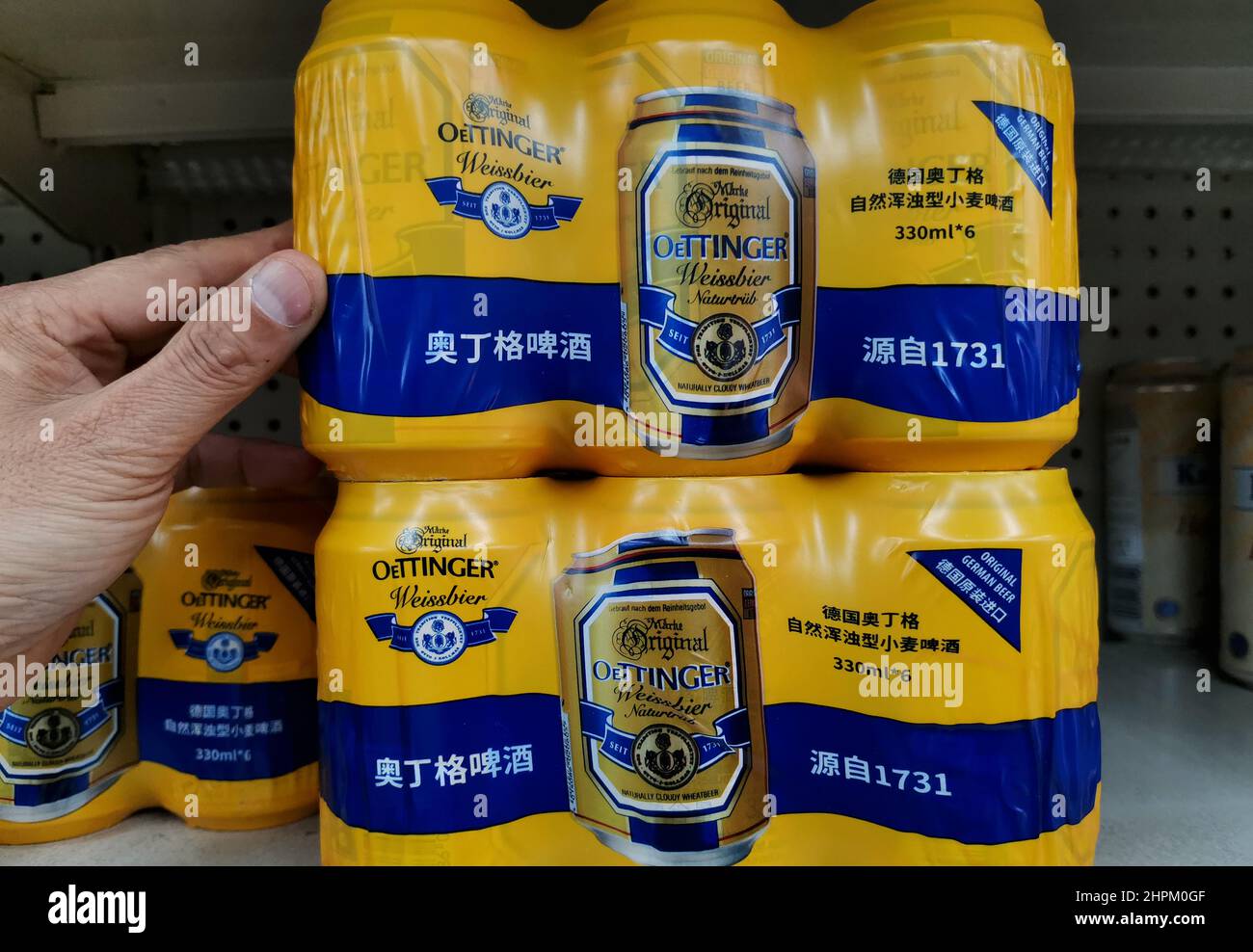 YICHANG, CHINE - 22 FÉVRIER 2022 - bière allemande en vente dans un supermarché de Yichang, province de Hubei, Chine, 22 février 2022. Le commerce bilatéral entre les deux pays Banque D'Images