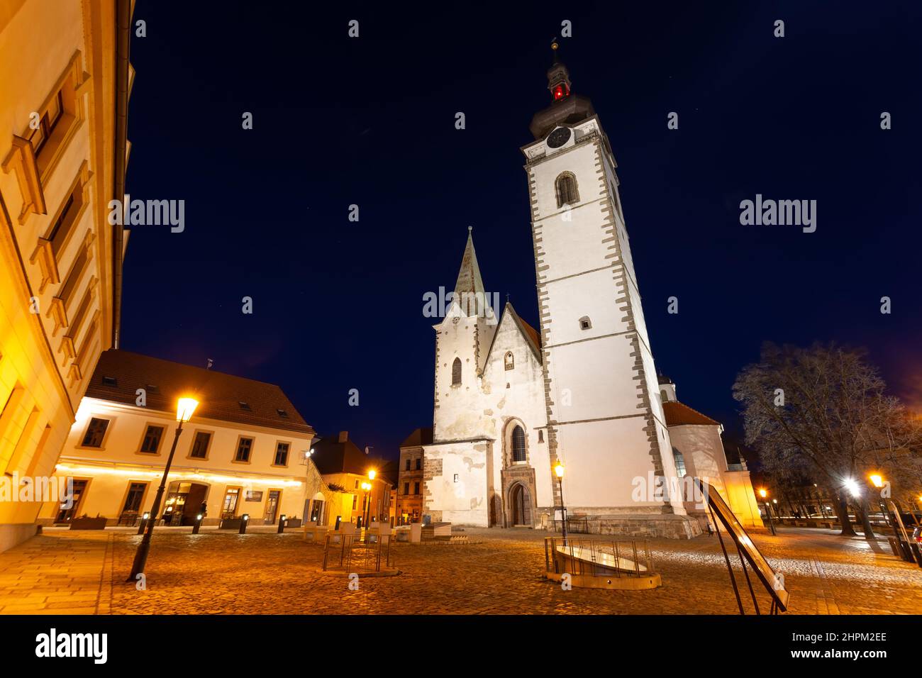 Église gothique de la Nativité de la Sainte Vierge Marie et tour de l'horloge. Pisek - ville dans le sud de la Tchéquie. Banque D'Images